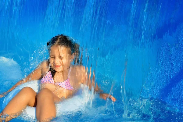 실제 유아 여자 수영장에서 편안한 — 스톡 사진