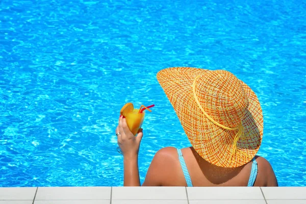 Véritable beauté féminine relaxante à la piscine — Photo