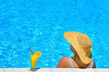 Gerçek kadın güzelliğe rahatlatıcı Yüzme Havuzu