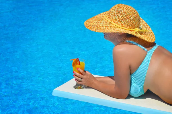 Prawdziwe kobiece piękno relaks przy basenie — Zdjęcie stockowe