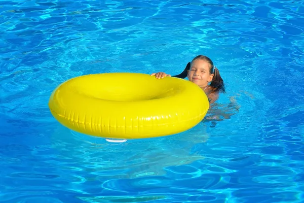 Menina criança real relaxante na piscina — Fotografia de Stock