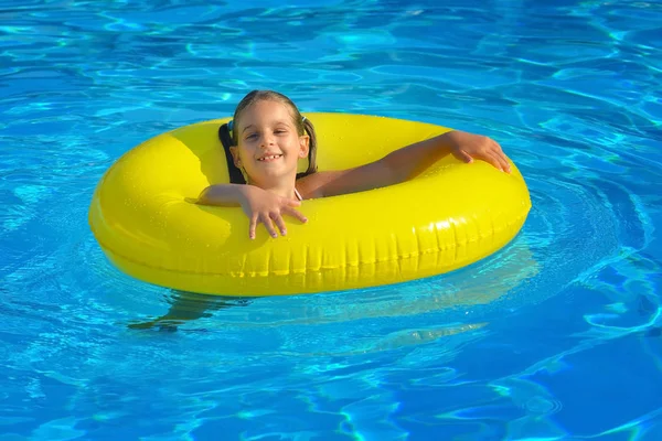 Véritable tout-petit fille se détendre à la piscine — Photo