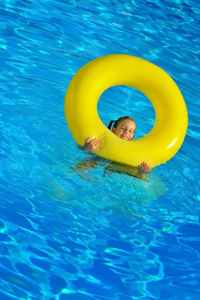 Kıza gerçek yürümeye başlayan çocuk Yüzme Havuzu rahatlatıcı — Stok fotoğraf
