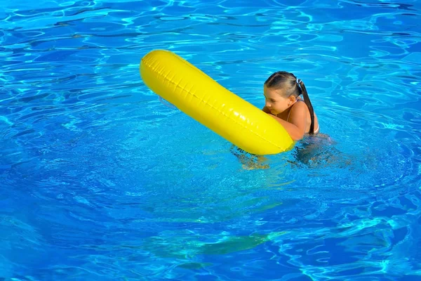 Véritable petite fille à la piscine — Photo