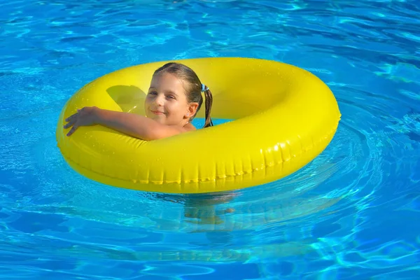 Véritable tout-petit fille se détendre à la piscine — Photo