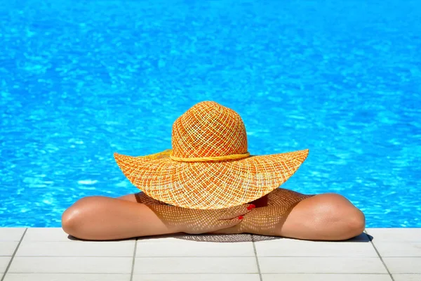 Véritable beauté féminine relaxante à la piscine — Photo