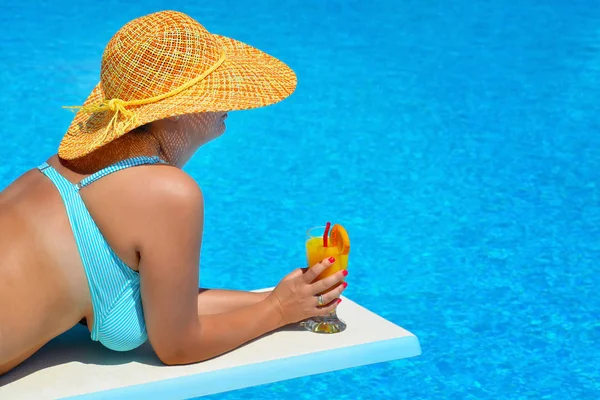 Véritable beauté féminine relaxante à la piscine — Photo