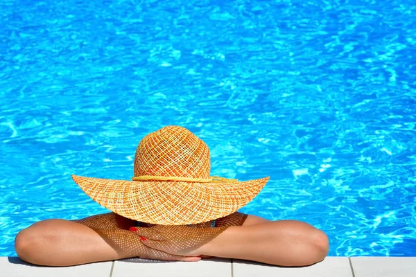 Real beleza feminina relaxante na piscina — Fotografia de Stock