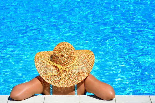 Real belleza femenina relajante en la piscina —  Fotos de Stock