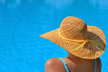 Gerçek kadın güzelliğe rahatlatıcı Yüzme Havuzu