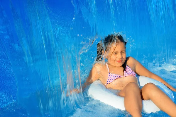 Menina criança real na piscina — Fotografia de Stock