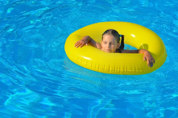 Menina criança real relaxante na piscina — Fotografia de Stock