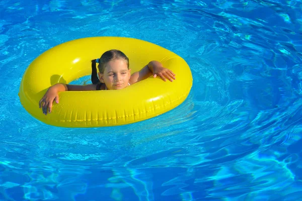 Menina criança real relaxante na piscina — Fotografia de Stock