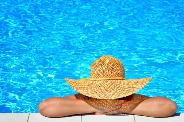 Real belleza femenina relajante en la piscina —  Fotos de Stock