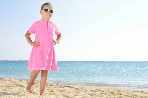 Adorable toddler girl at beach — Stock Photo, Image