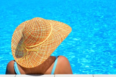 Gerçek kadın güzelliğe rahatlatıcı Yüzme Havuzu