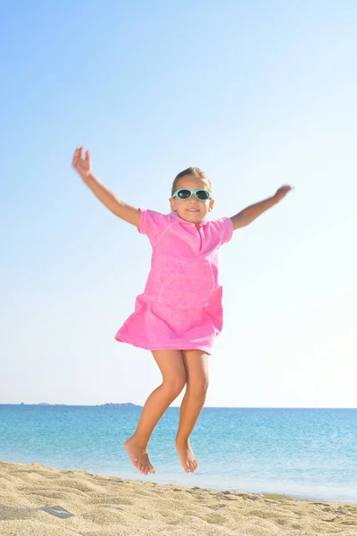 Αξιολάτρευτο μικρό παιδί κορίτσι στην παραλία — Φωτογραφία Αρχείου