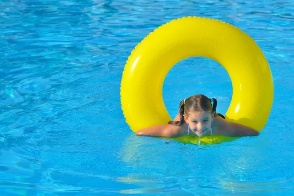 Menina criança na piscina — Fotografia de Stock