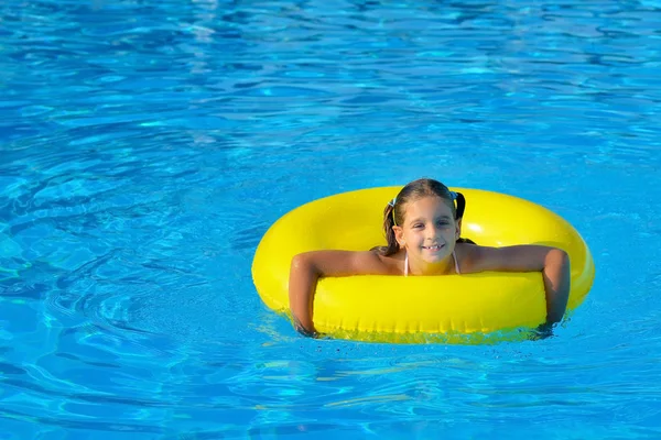 Menina criança na piscina — Fotografia de Stock