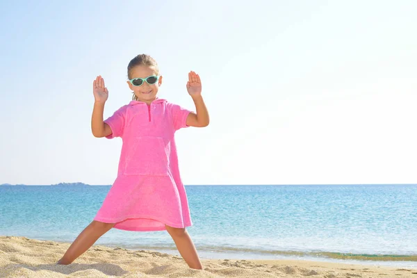 Adorable niña en la playa —  Fotos de Stock