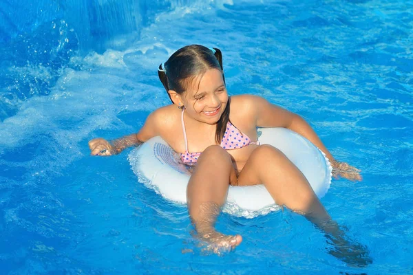 Toddler girl in swimming pool — Stock Photo, Image