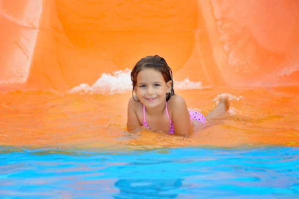 Adorável criança relaxante em aquapark — Fotografia de Stock