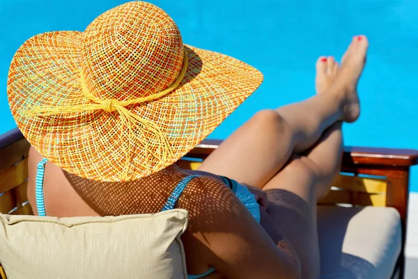 Véritable beauté féminine relaxante à la piscine — Photo