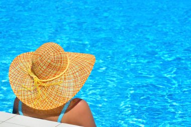 Gerçek kadın güzelliğe rahatlatıcı Yüzme Havuzu