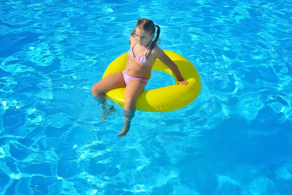 Ragazza bambino in piscina — Foto Stock