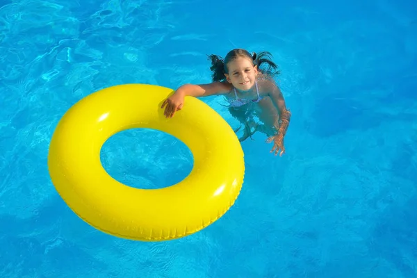 Ragazza bambino in piscina — Foto Stock