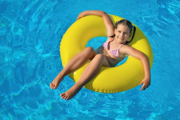 Девчонка отдыхает в бассейне — стоковое фото