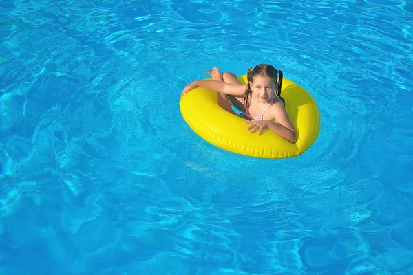 幼儿女孩放松在游泳池 — 图库照片