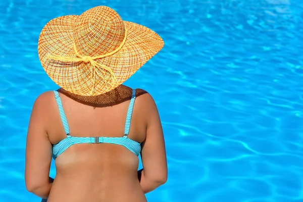 Real beleza feminina relaxante na piscina — Fotografia de Stock