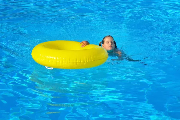 Roztomilé batole relaxační bazén — Stock fotografie