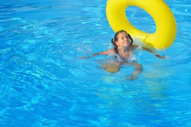 Çok güzel bebek kız plajda
