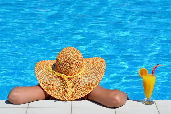 Véritable beauté féminine relaxante à la piscine — Photo