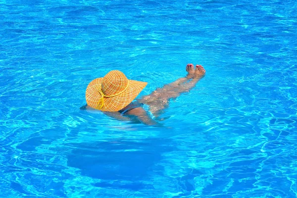 在游泳池里放松的真正的女美 — 图库照片