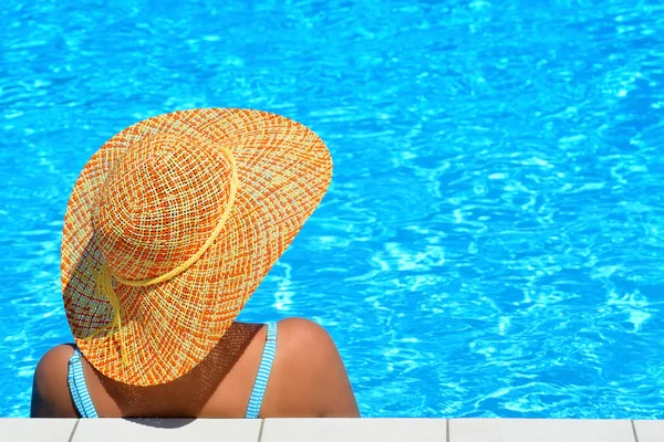 Real beleza feminina relaxante na piscina — Fotografia de Stock