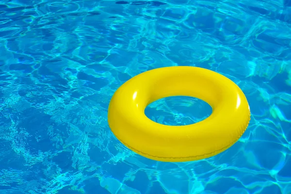 Tubo inflable flotando en la piscina — Foto de Stock