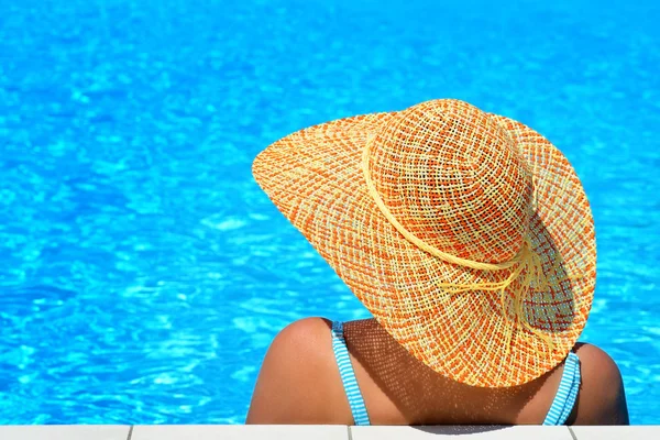 Gerçek kadın güzelliğe rahatlatıcı Yüzme Havuzu — Stok fotoğraf