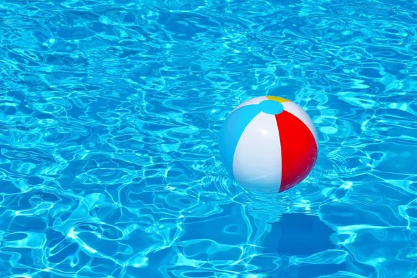 Bola inflable colorida flotando en la piscina —  Fotos de Stock