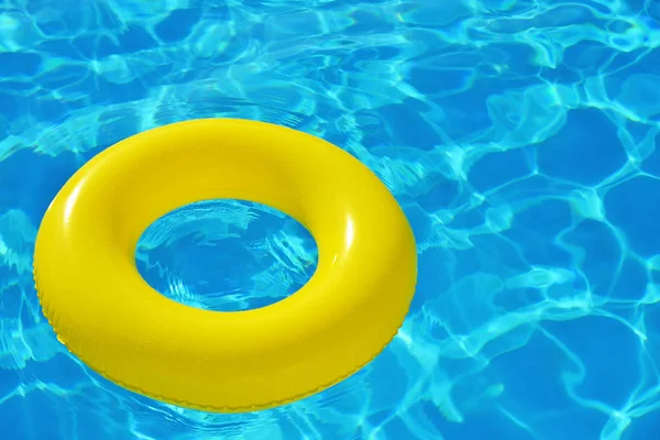 Tubo inflável colorido que flutua na piscina — Fotografia de Stock
