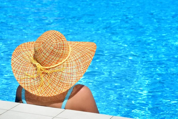 Real belleza femenina relajante en la piscina —  Fotos de Stock