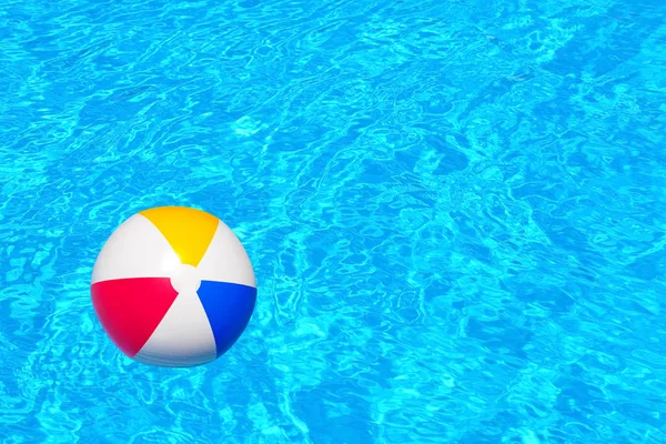 Bola inflável colorida que flutua na piscina — Fotografia de Stock