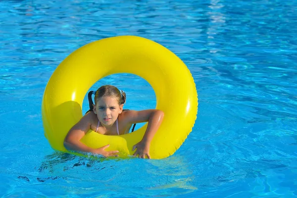 Reale bambino ragazza rilassante in piscina — Foto Stock