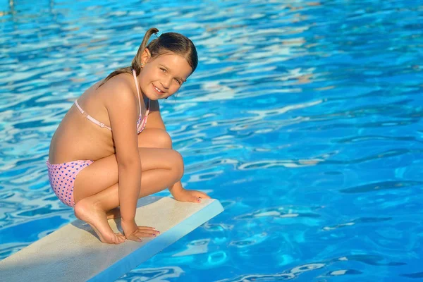 Véritable petite fille à la piscine — Photo