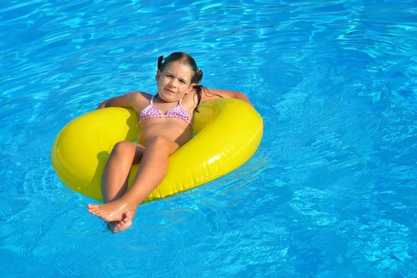Πραγματικό παιδί κορίτσι στην πισίνα — Φωτογραφία Αρχείου