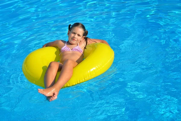 Véritable petite fille à la piscine — Photo