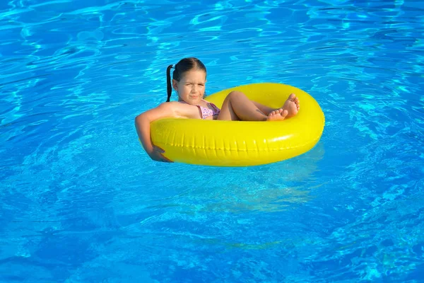Αξιολάτρευτο παιδί χαλαρώνοντας στην πισίνα — Φωτογραφία Αρχείου