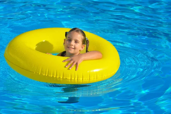 Äkta barn girl vid pool — Stockfoto